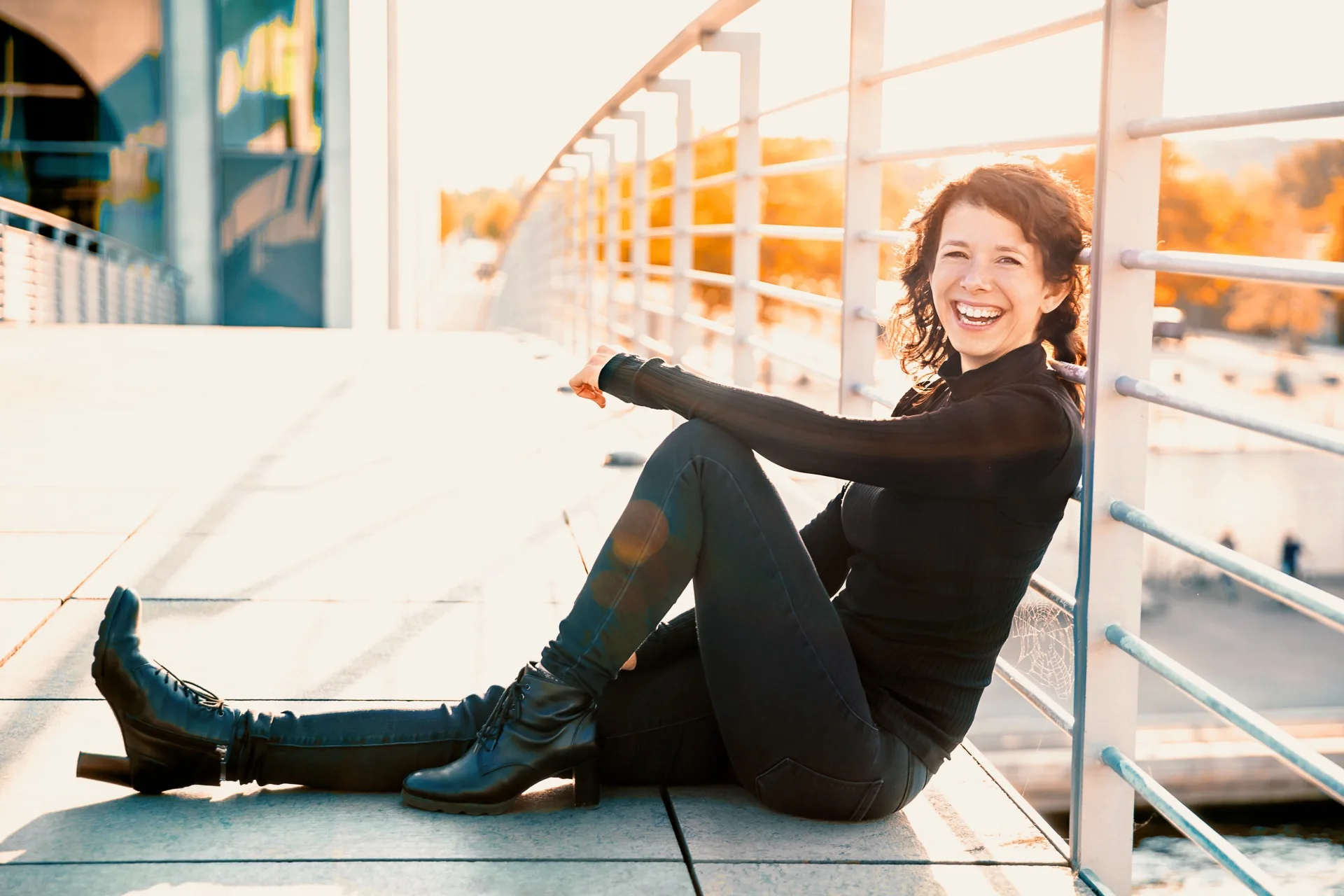 Katja Schanz, lachend im goldenen Gegenlicht